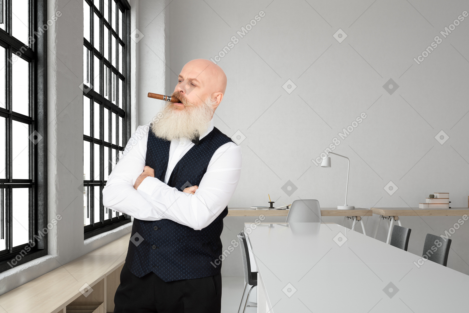 Задумчивый пожилой мужчина с сигарой