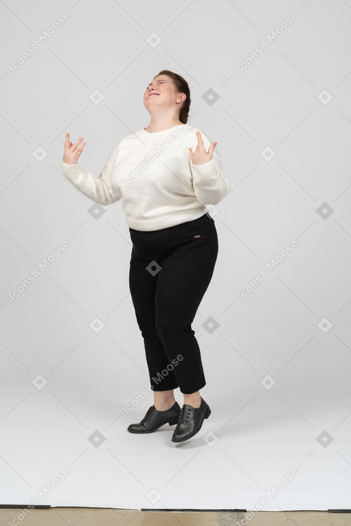 Mulher gordinha alegre em suéter branco