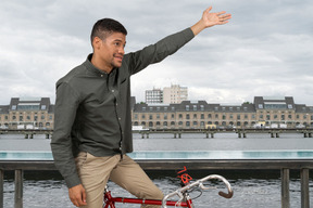 橋の上で自転車を持つ男