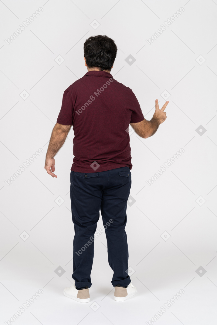 Vista traseira do homem mostrando dois dedos