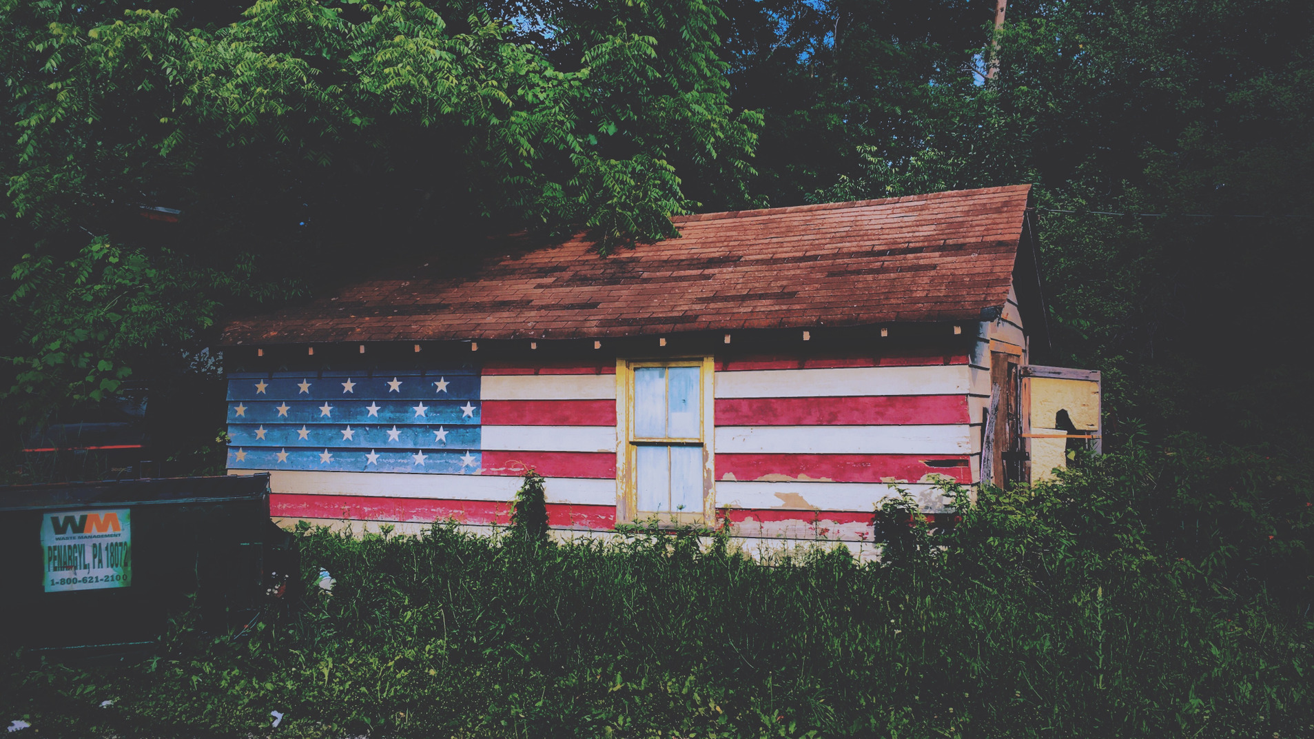 Дом раскрашен как американский флаг