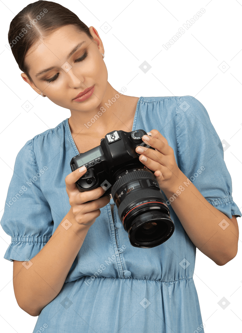 Vue de face d'une jeune femme souriante en bleu contrôle des photos