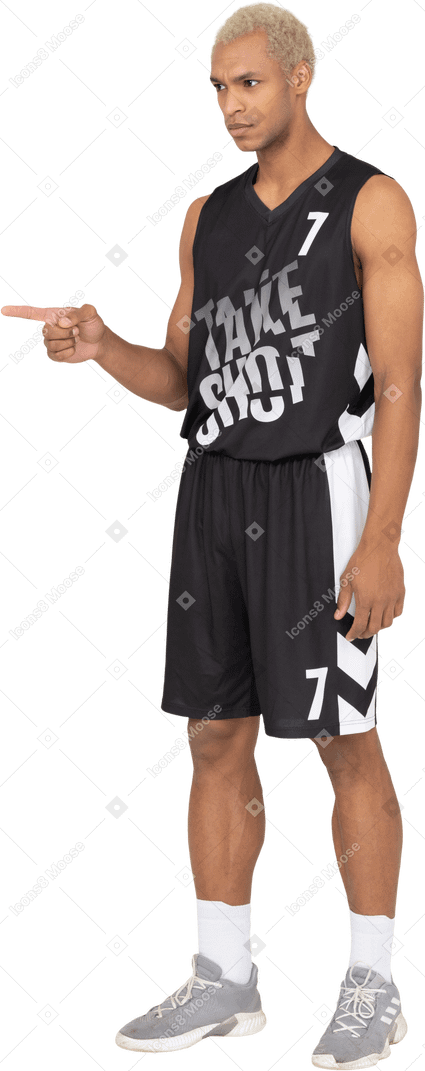 Vista de tres cuartos de un joven jugador de baloncesto masculino dedo acusador