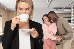 Hombre y mujer coqueteando a espaldas de su jefe