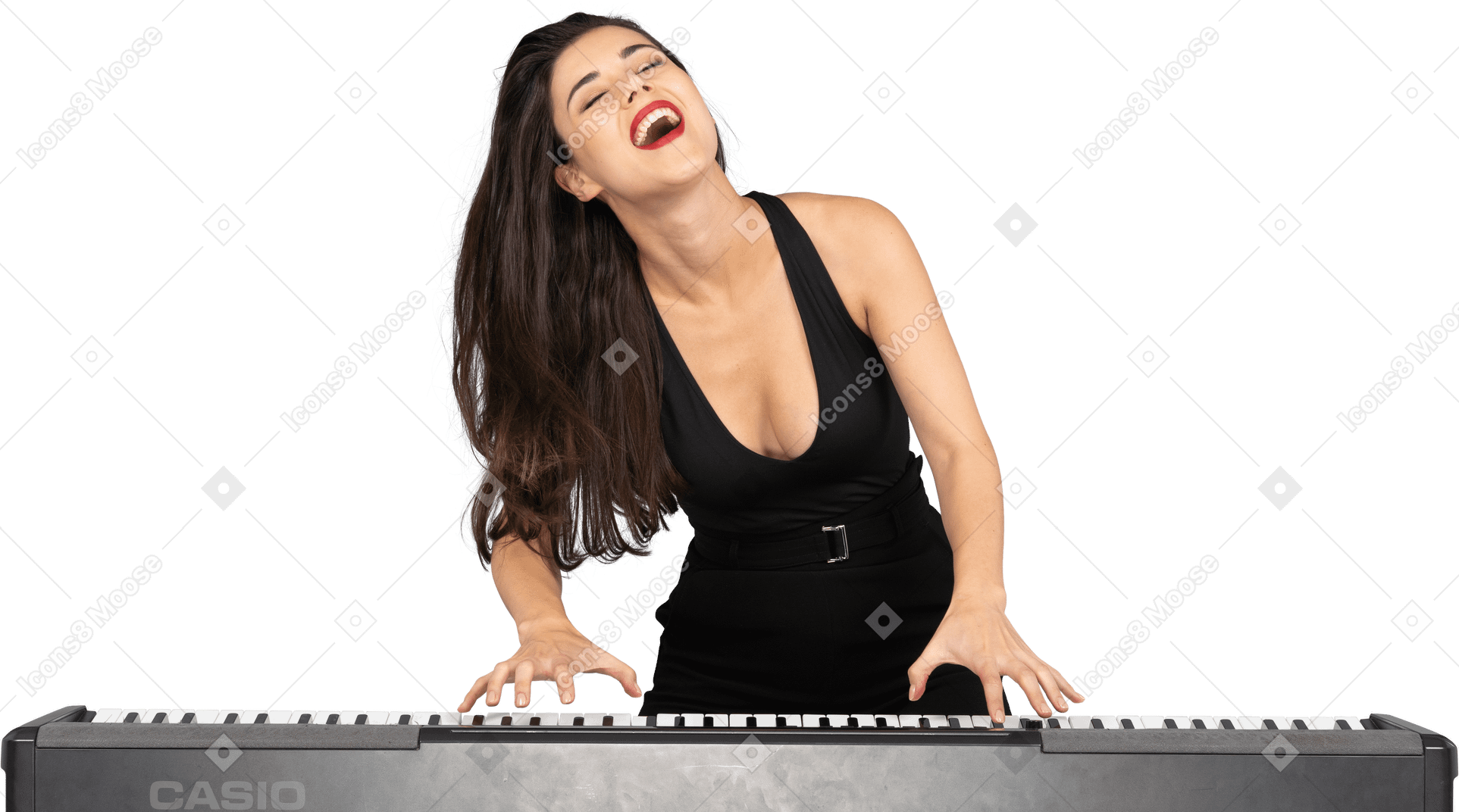 高兴的小姐，穿着黑色连衣裙唱歌时弹钢琴的前视图