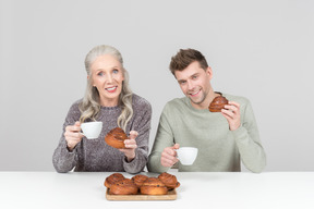 Meine güte, diese süßen brötchen schmecken wie der himmel