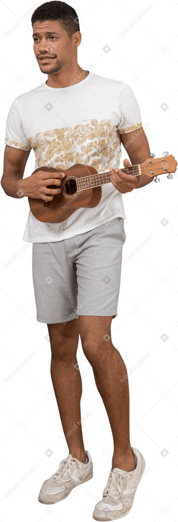 Vista di tre quarti di un uomo che suona l'ukulele con nonchalance