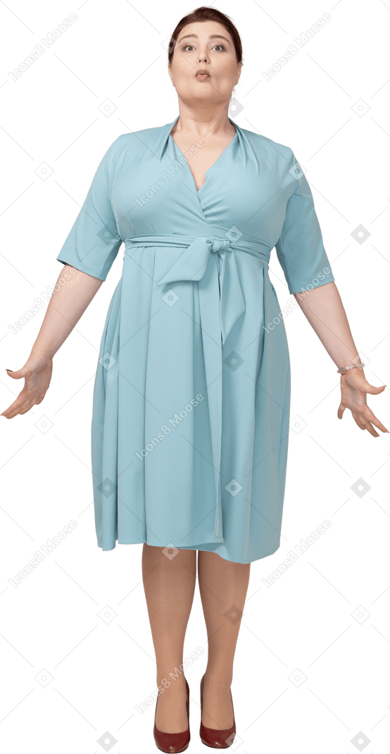Vista frontale di una donna in abito blu che fa le smorfie