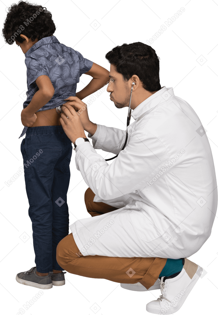 Врач со стетоскопом осматривает мальчика