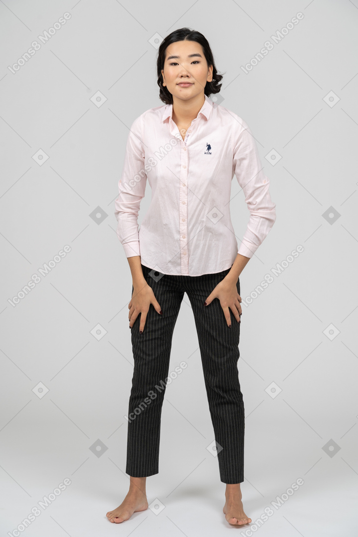 Vista frontal de una mujer en ropa de oficina