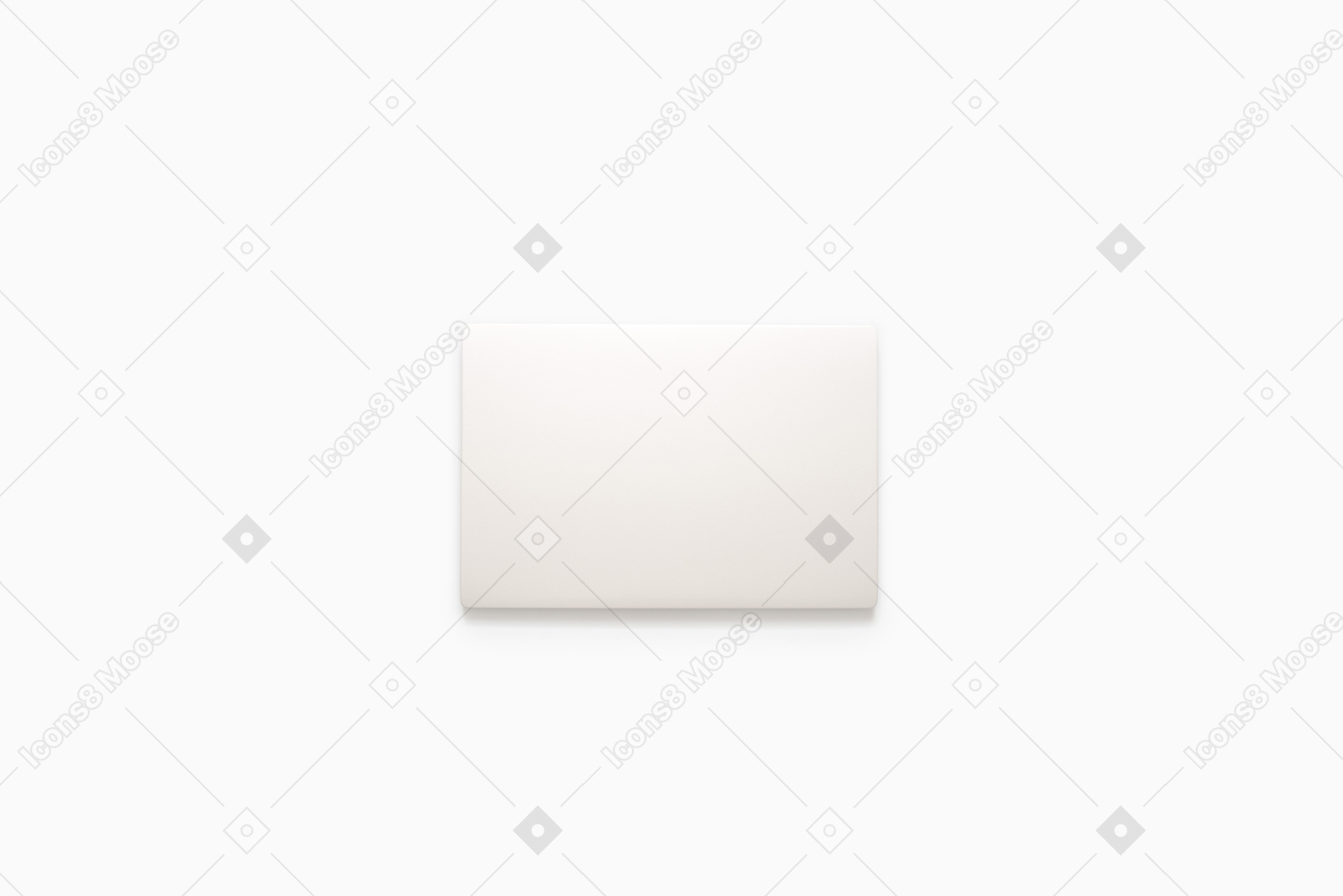 Geschlossener laptop auf weißem schreibtisch