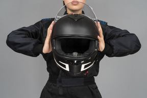 胸の高さで黒いヘルメットをかぶっている女性