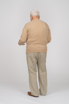 Vista trasera de un anciano con ropa informal