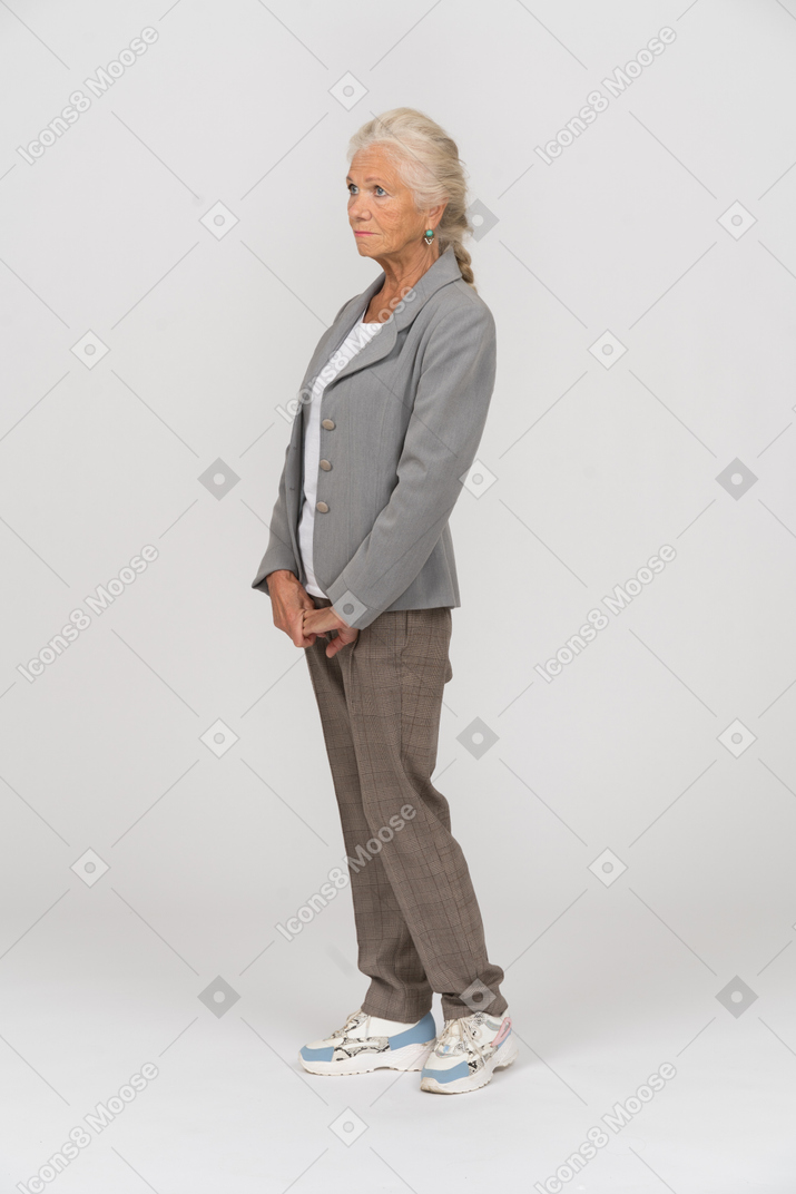 Alte dame im anzug posiert im profil