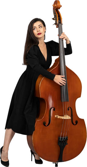脇を見ながらコントラバスを演奏する黒いドレスを着た若い女性の正面図