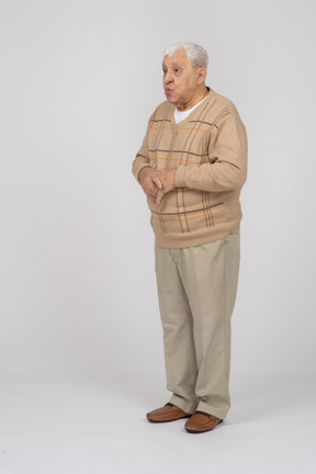 一位穿着休闲服的老人的正面图