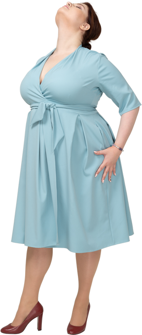 一个穿着蓝色连衣裙的女人抬头的前视图