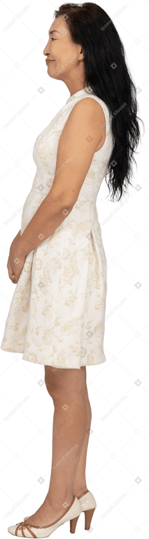 Mulher em um lindo vestido em pé