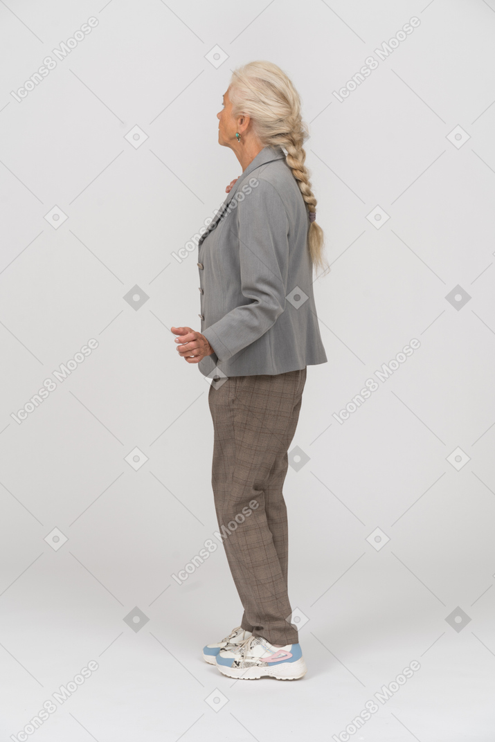 Vieille femme en costume posant de profil