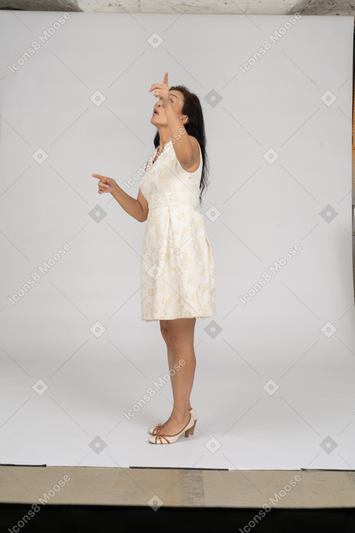 Mulher de vestido branco em pé