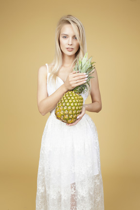 Sposa in possesso di un ananas