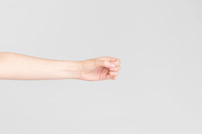 Mirada lateral de la mano femenina haciendo un círculo con una mano