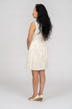 Mulher de vestido branco em pé