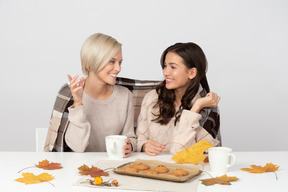 Mujeres jóvenes tomando café y charlando