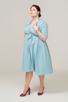 Vista frontal de uma mulher de vestido azul