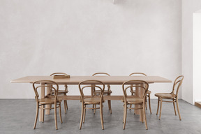 Mesa de madeira com sete cadeiras em uma sala vazia