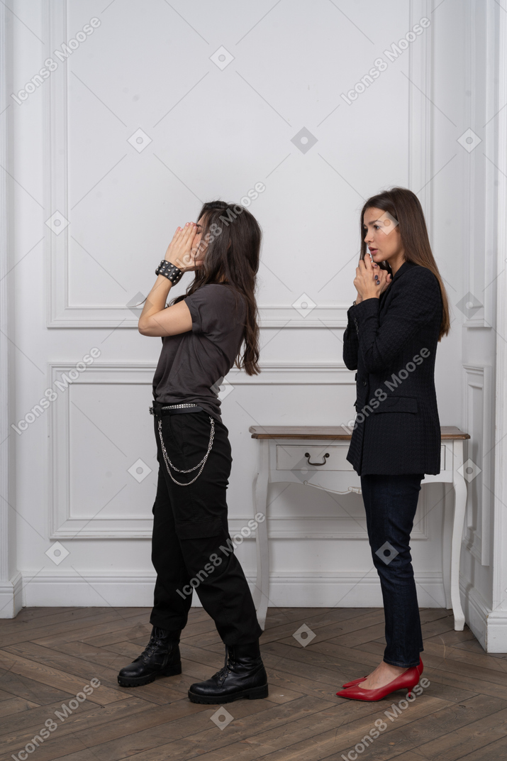 Две молодые женщины молятся