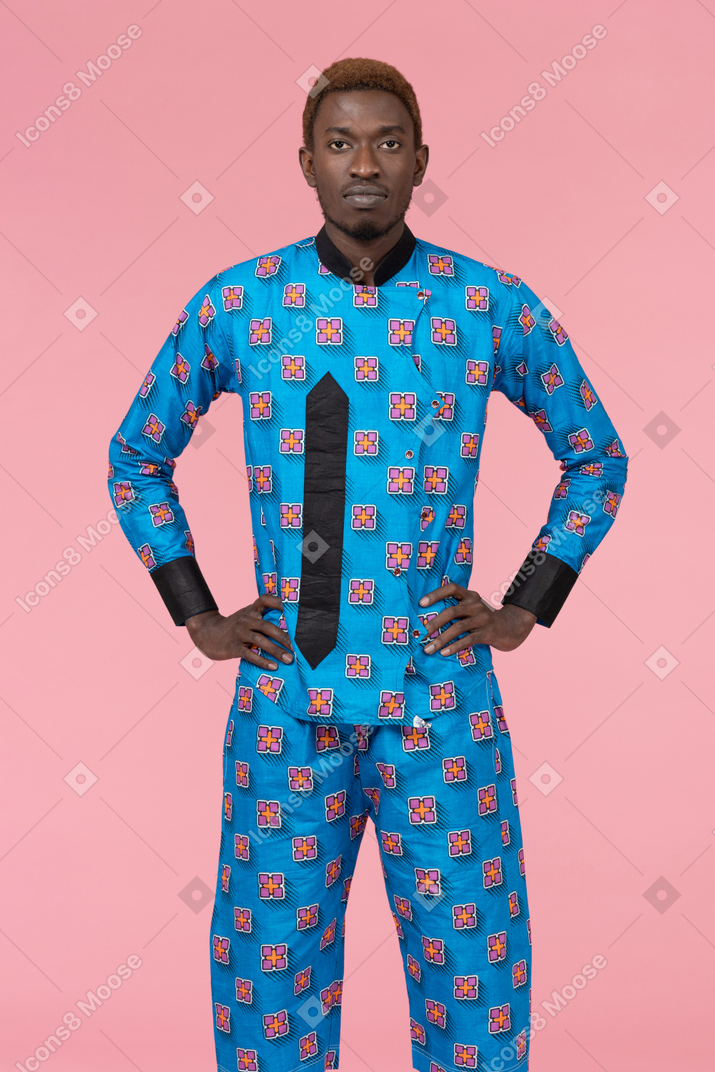 カメラ目線の青いパジャマの黒人男性