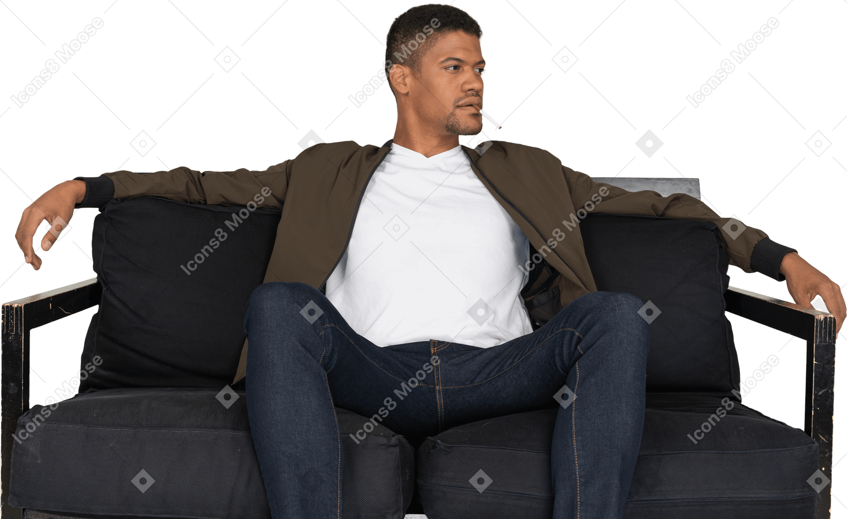 Vorderansicht eines jungen mannes, der auf einem sofa sitzt und eine zigarette im mund hält
