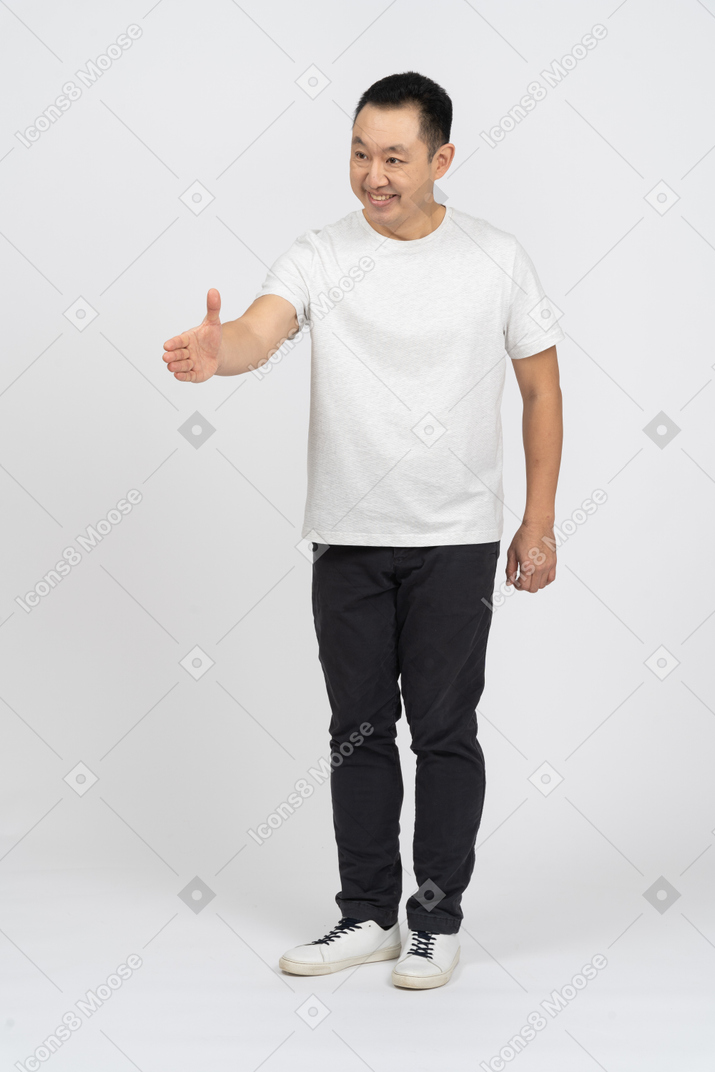 Вид спереди веселого человека, протягивающего руку для рукопожатия