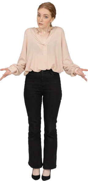 Donna in bella camicetta in piedi