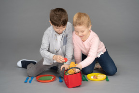 Kinder spielen mit essensspielzeug