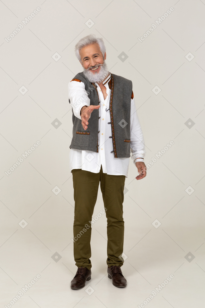 Uomo allegro in abiti casual che offre una stretta di mano