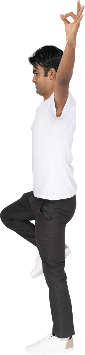Uomo in maglietta bianca che fa yoga
