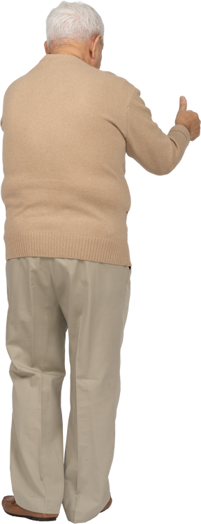 Vista traseira de um velho em roupas casuais, aparecendo o polegar