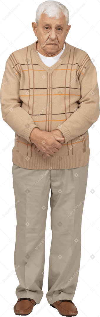 Вид спереди грустного старика в повседневной одежде, смотрящего в камеру