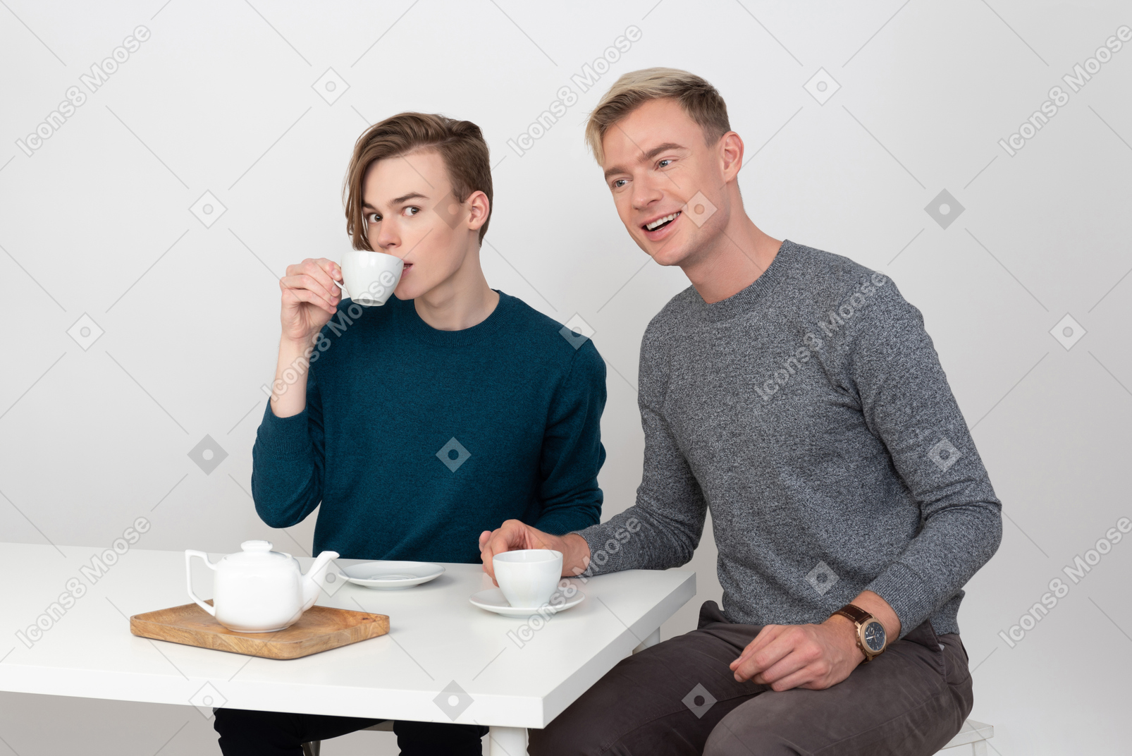 Dois homens jovens e bonitos em um encontro romântico