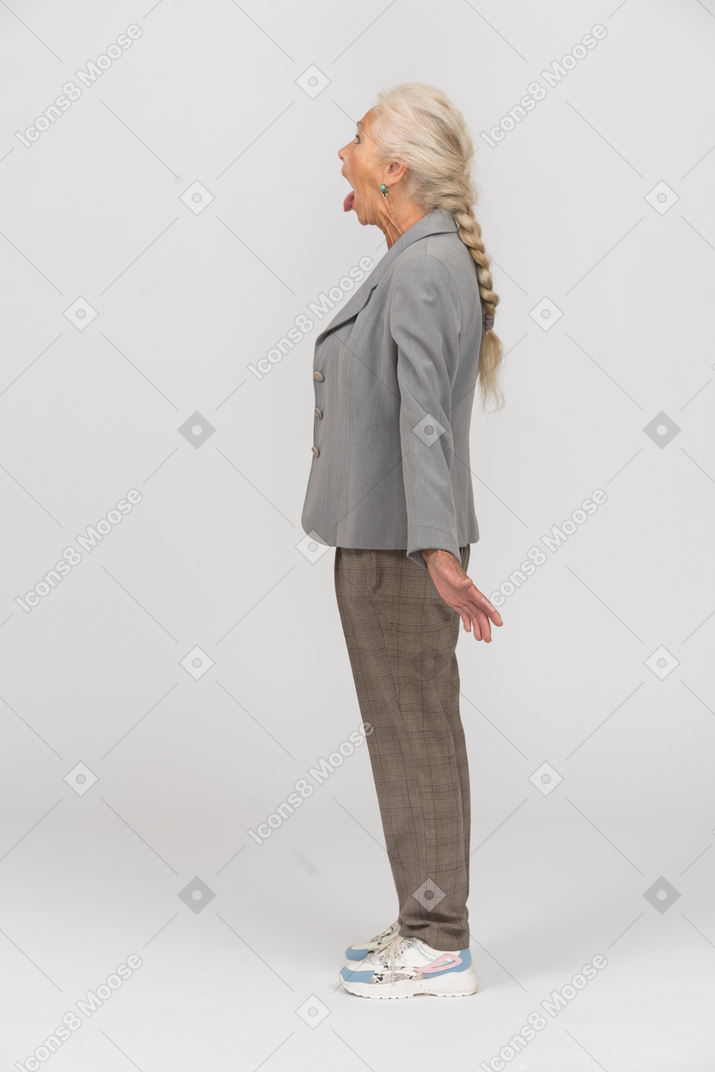 Anciana en traje posando de perfil