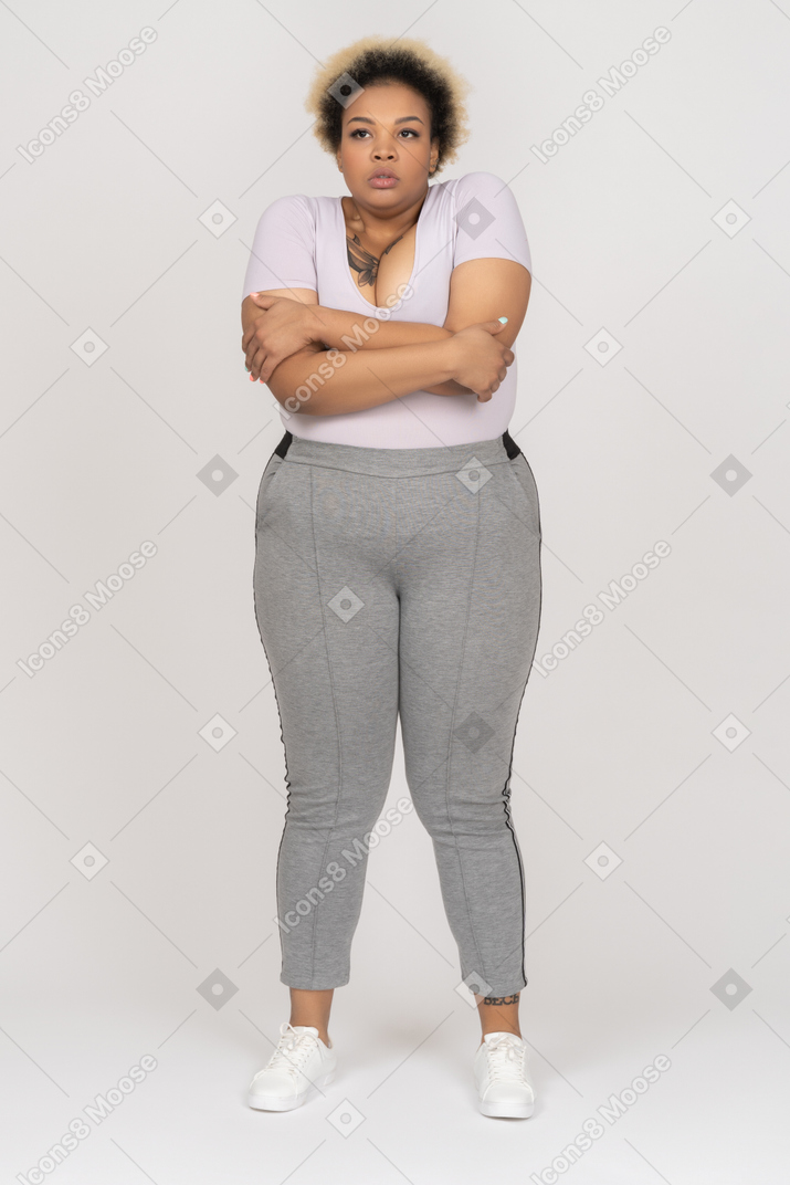 Mulher afro-americana plus size sentindo frio