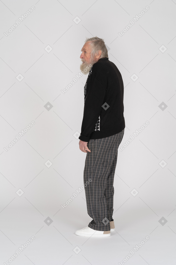 Vue de profil d'un homme âgé regardant loin