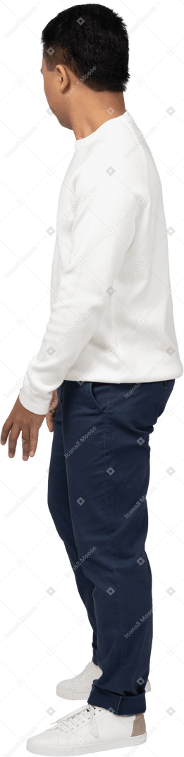 Hombre en ropa casual de pie