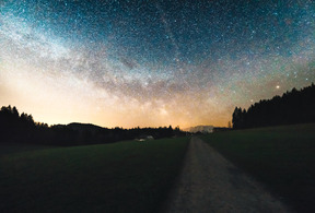 Blick auf die sterne im weltraum von der erde