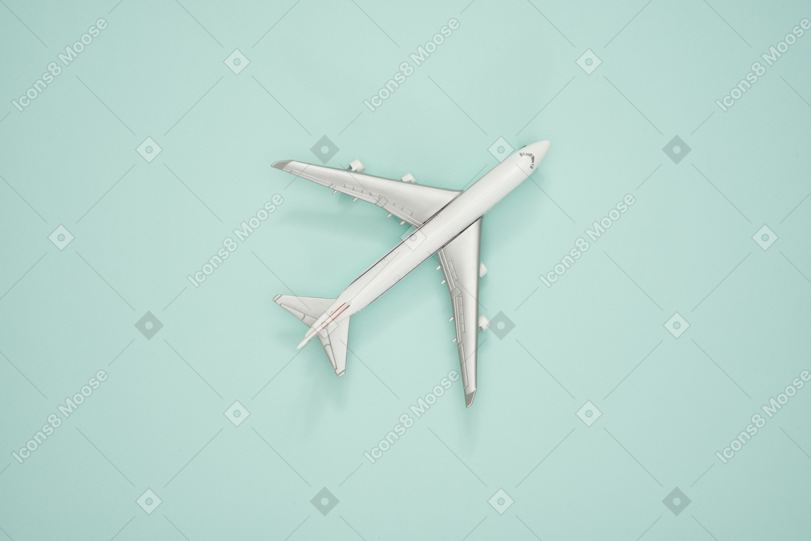 在绿松石背景的飞机比例模型