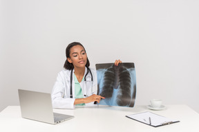 Linda médica com uma fotografia de raio-x