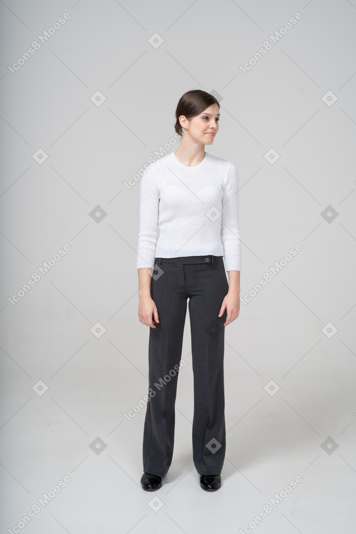 Vista frontale di una donna felice in camicetta bianca e pantaloni neri