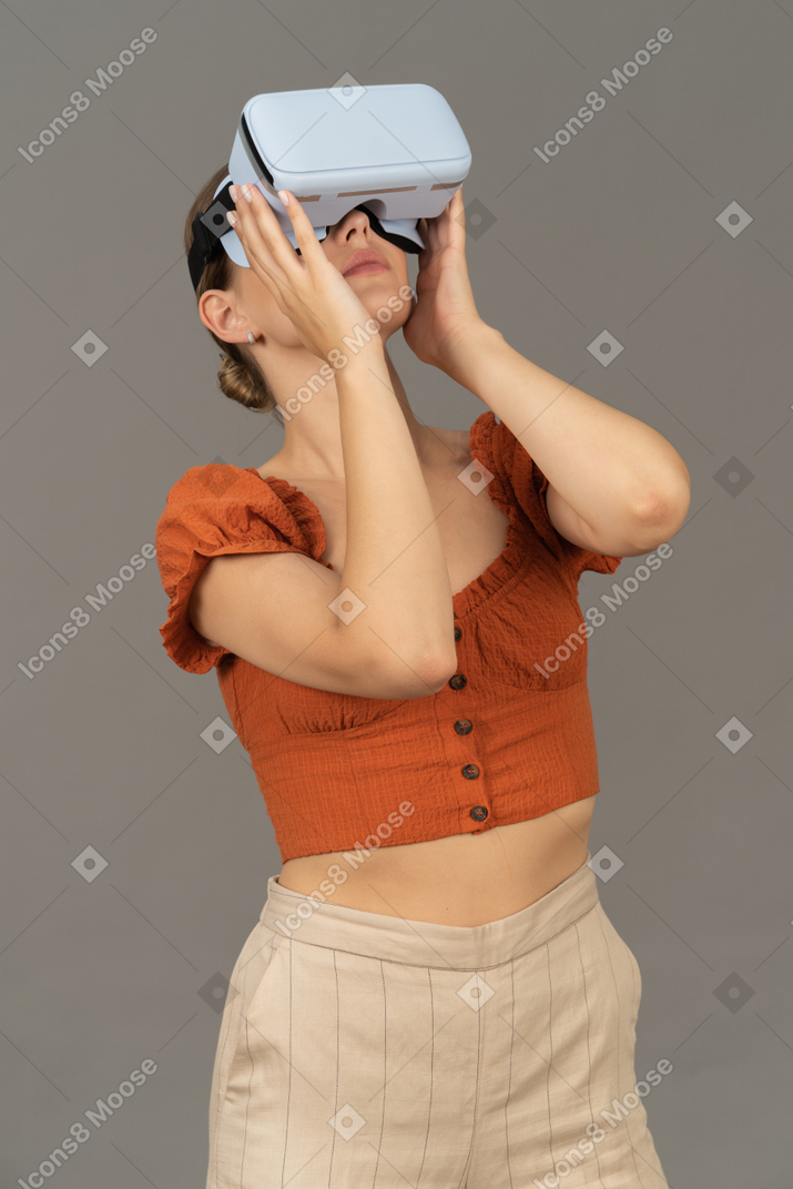 Vista frontal de una mujer joven con auriculares vr